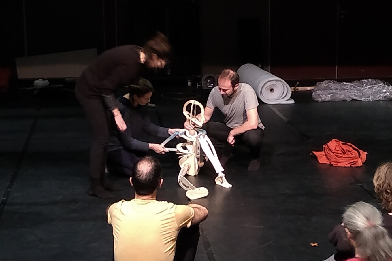 Formation Théâtre et arts de la marionnette avec le Théâtre de l'Entrouvert à destination des professeurs de l'Académie de Versailles.